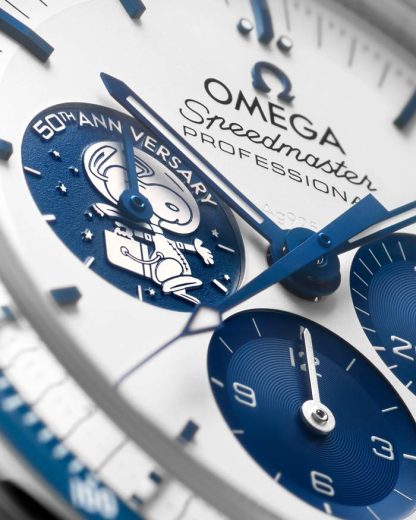 Omega Exclusieve toegang ‘Silver Snoopy Award’ Speedmaster Anniversary Series 42 mm, staal met gecoate nylon stoffen band 310.32.42.50.02.001 - Afbeelding 2