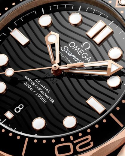 Omega Seamaster Diver 300M 42 mm, Sedna™ gold met rubberen band 210.62.42.20.01.002 - Afbeelding 4