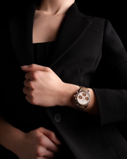 Omega Speedmaster 38 38 mm, staal - Sedna™ gold met leren band 324.23.38.50.02.002 - Afbeelding 2